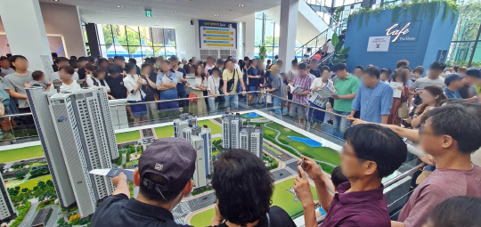 정부가 서울 집값과 새 아파트 분양가를 잡기위해 총력을 다하고 있지만, 누르면 누를수록 풍선효과도 커지면서 최근 1년 사이 인천광역시의 새 아파트 집값이 껑충 뛴 것으로 나타났다. 사진은 포스코건설이 지난 9월 분양한 송도 더샵 프라임뷰, 송도 더샵 센트럴파크3차 견본주택 방문객들의 모습. <포스코건설 제공>